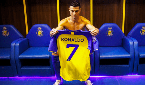 Cristiano Ronaldo en Arábia sosteniendo su camiseta en el vestuario de Al Nassr